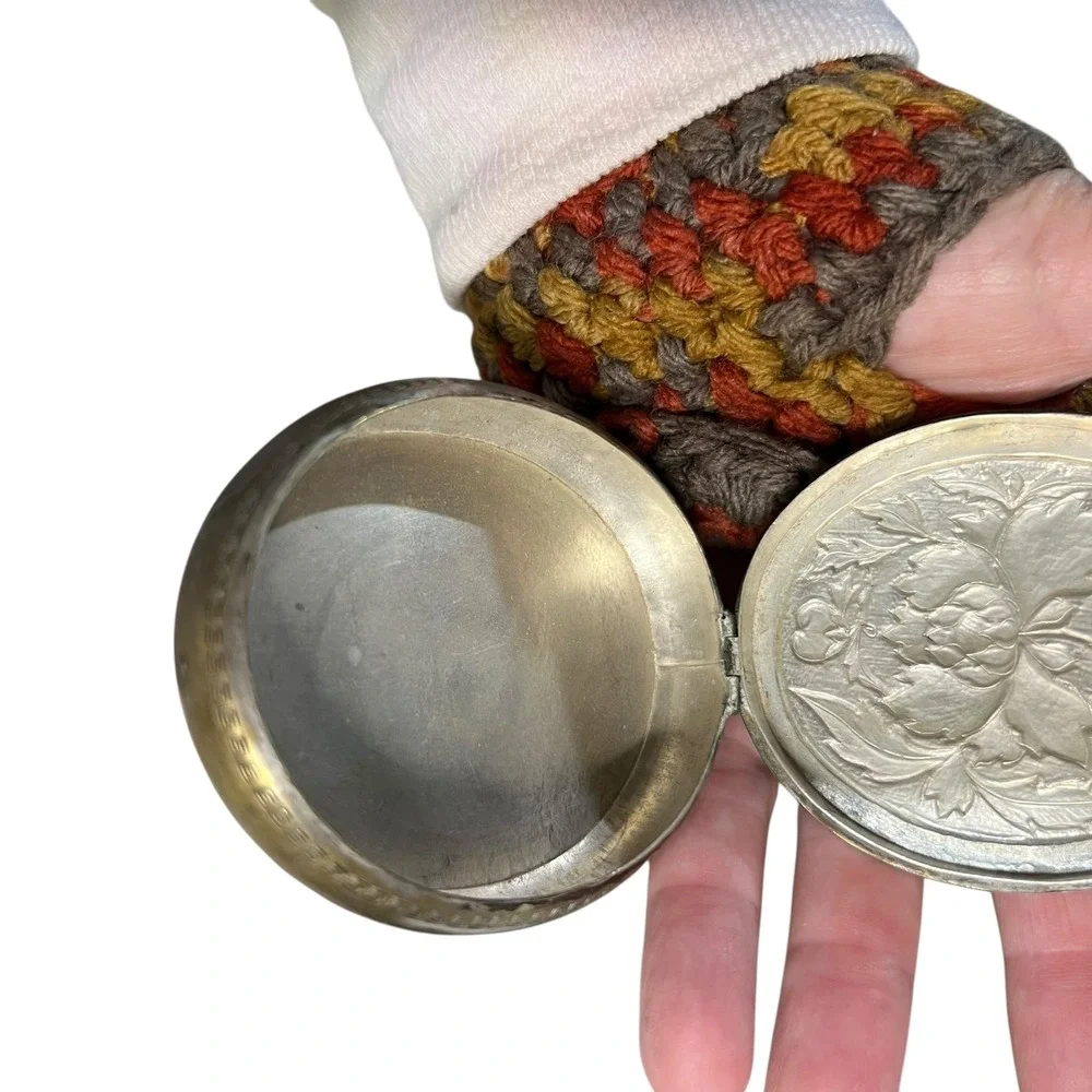 Chinese Vanity Trinket  Box by Sing Fat 勝發‎ Deep Peony Chasing  Oval ca. 1920